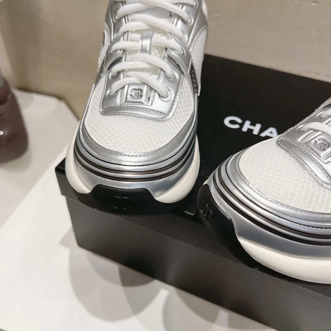 👟👟Ex-factory price 640👟👟 Chanel Chanel 24C Early Spring Resort Series Xiaoxiang Metal Casual Sports Shoes Gold Silver Horn King The latest foreign catwalk series Chanel Chanel 2024 Early Spring Series is held in the second smallest country in the world. The series is inspired by Monaco's international seaside lifestyle, from the F1 racing track to beach swimming pools, from casinos to tennis courts, to create a diverse and unique new series of racing driver's helmets, jumpsuits and other elements that have been reinterpreted to be more fashionable. Exquisite packaging at the delivery counter 🛍📦 ▪️Fabric: Original imported metal cowhide + technical fabric ▪️Inner lining: Original custom-made breathable mesh ▪️Sole: Original molded ultra-light foam combination outsole ▪️Sole thickness: 3.5CM ▪️Size: Women’s 35-41